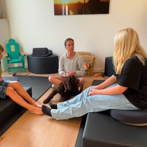 Twee kinderen met hun nieuwe hondje bij Hiawatha