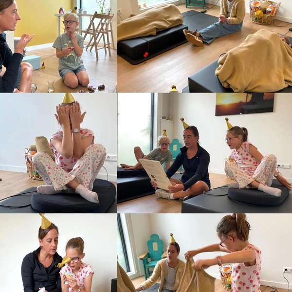 Kinderen ontspannen onder een warme, zachte deken bij Hiawatha